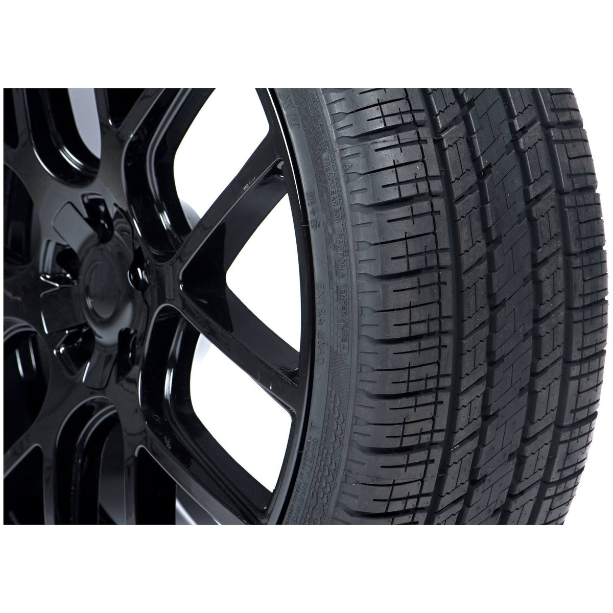 305/40R22 114V All Season Tire D158