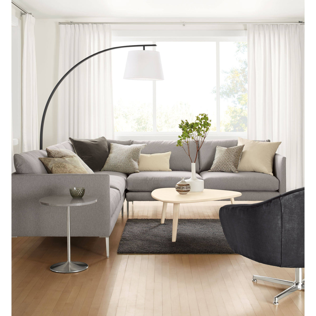 White Round End Table 18 Diameter 22H V85122