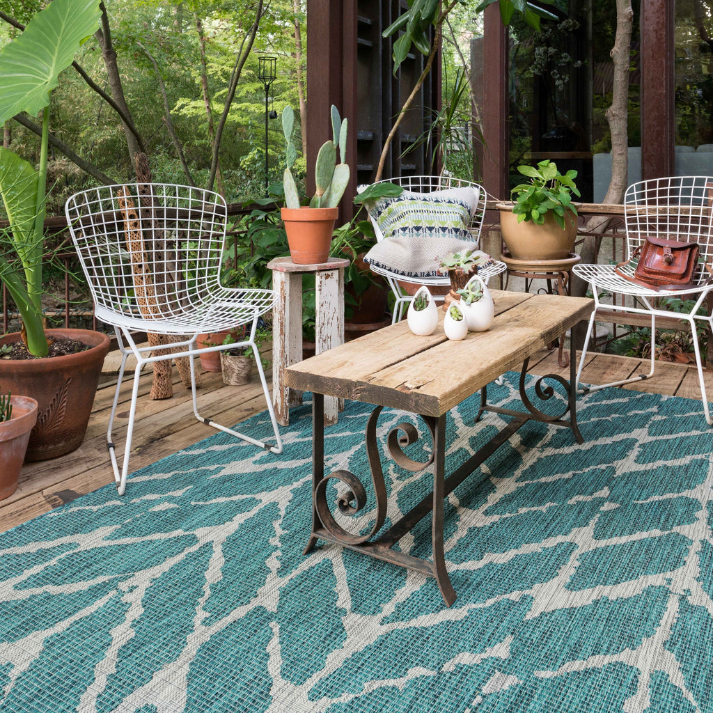 Chevron Pattern Indoor/ Outdoor Area Rug Mist/ Aqua 2'2" x 3'9" G107676